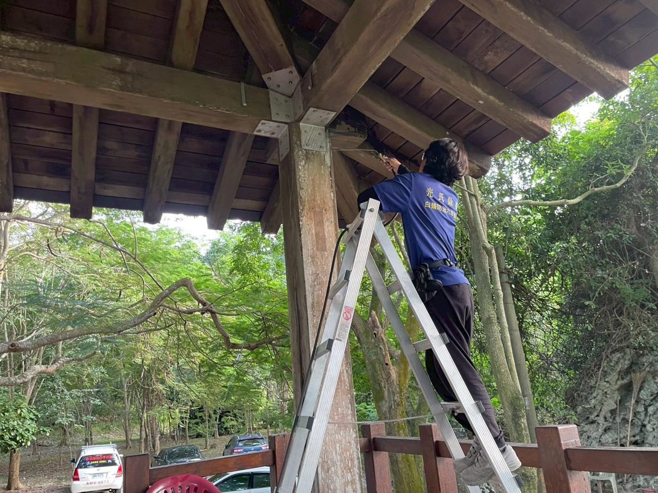 阿蓮化石涼亭：師傅站上鋁梯處理木造涼亭屋架
