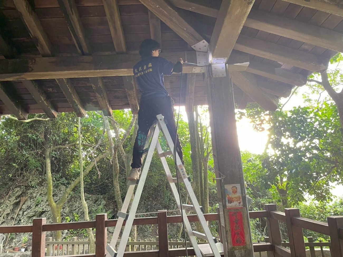 阿蓮化石涼亭：處理涼亭屋頂木樑