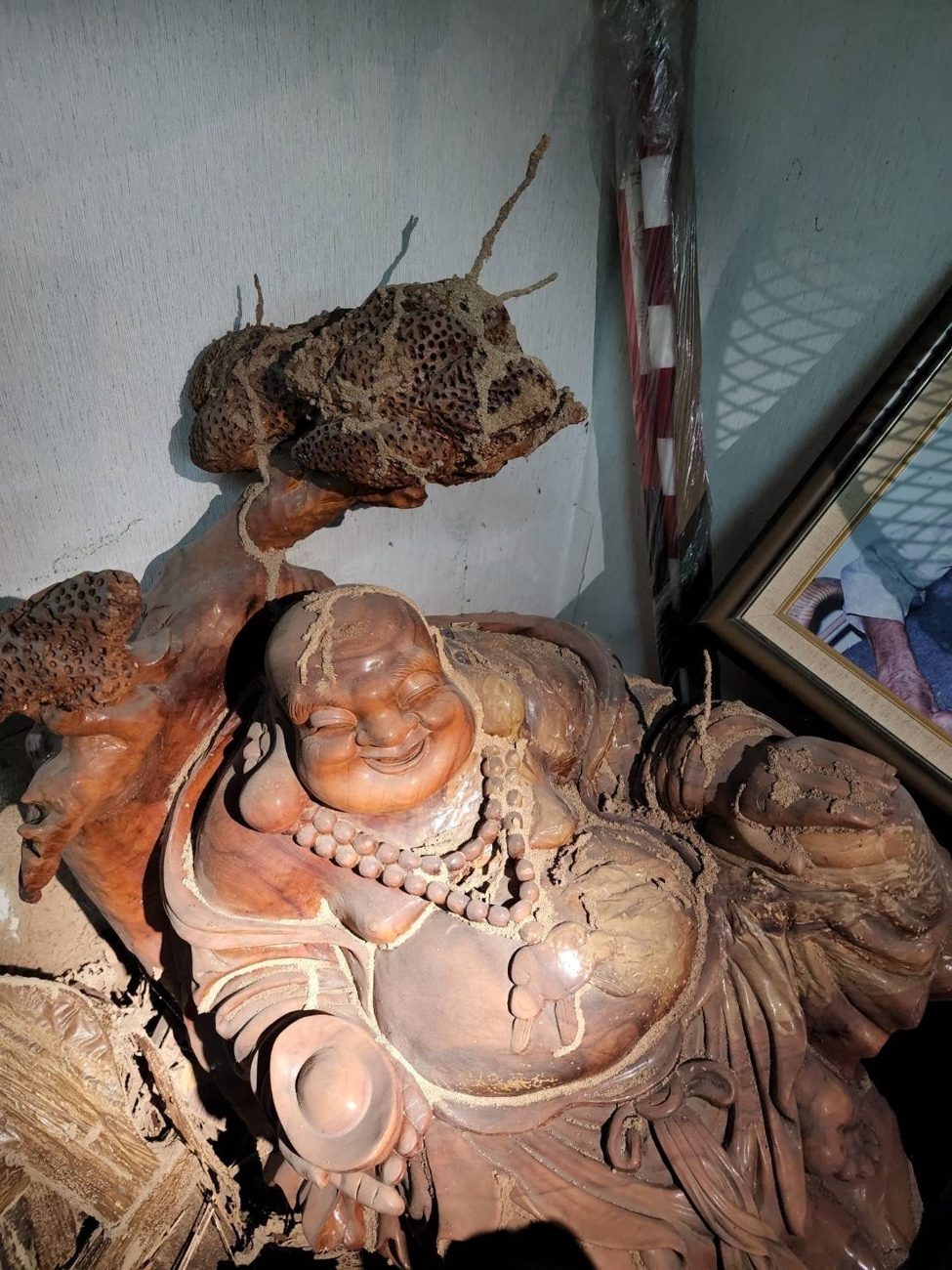木雕佛像底座被白蟻蛀蝕