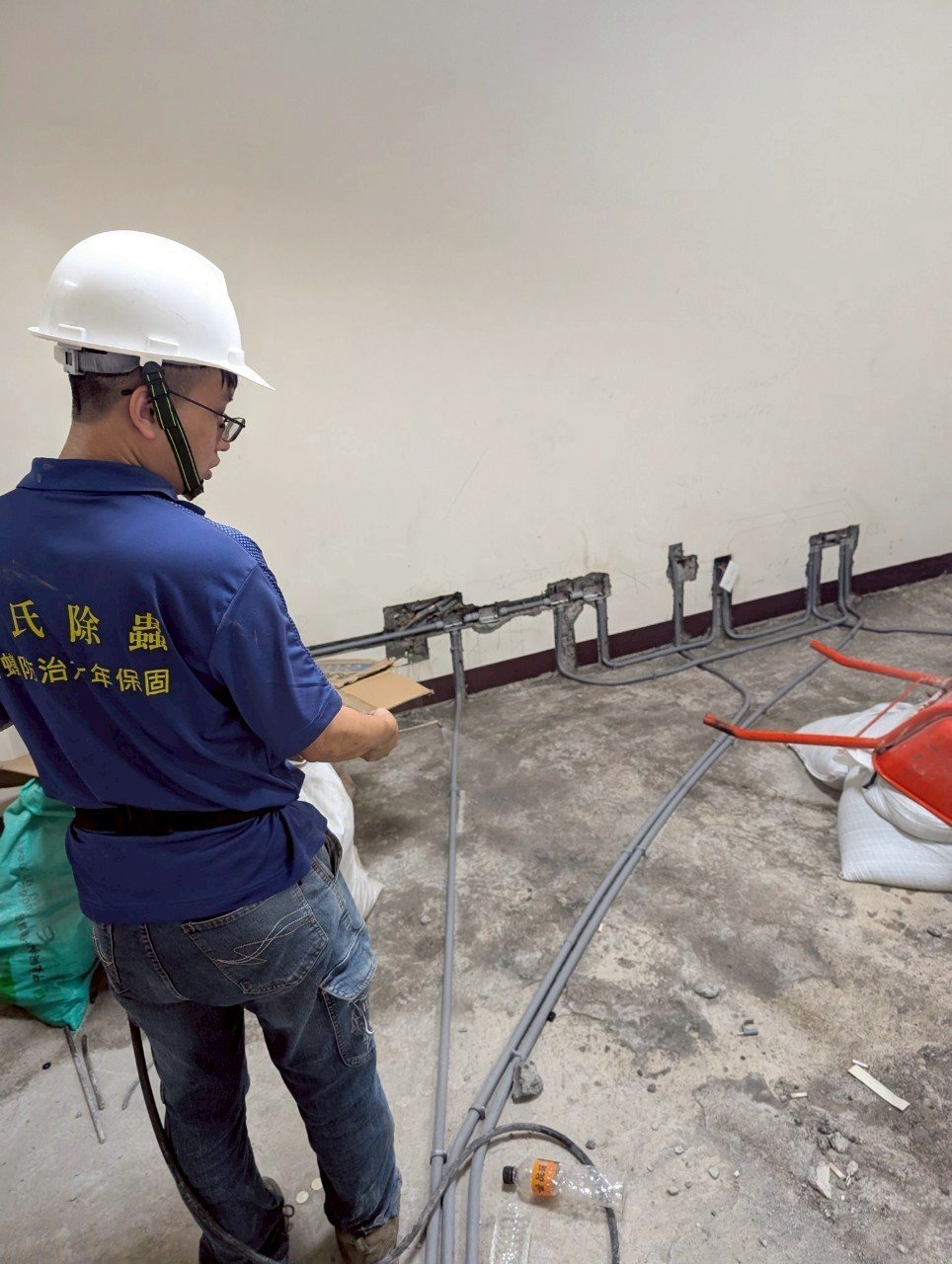 地面與牆角交界、預留管線的縫隙