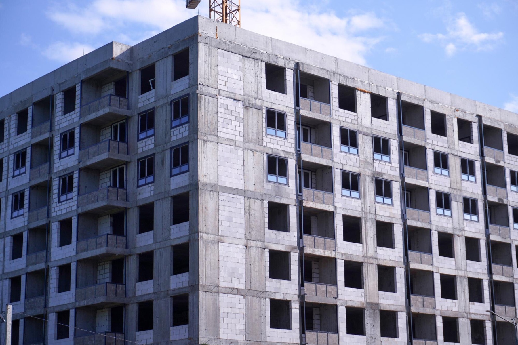 興建中的新大樓工地與塔吊