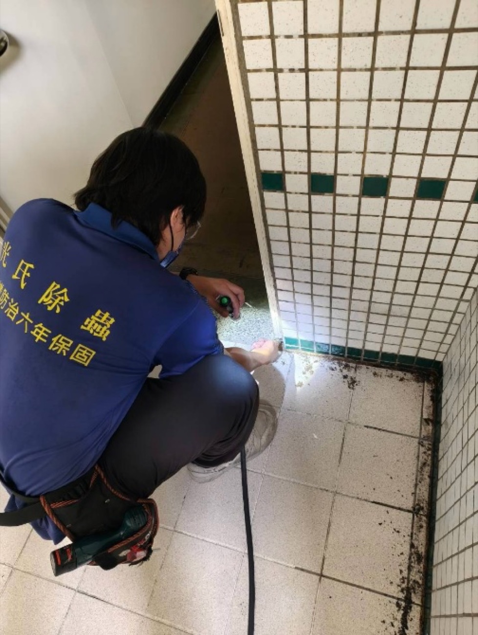 化妝室牆角與磁磚縫隙逐段處理