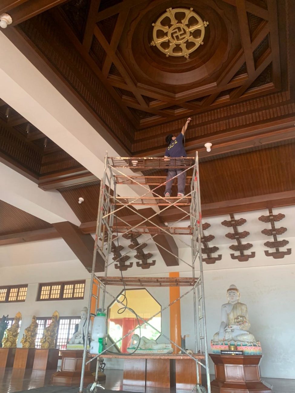 觀音禪寺：以移動式施工架處理藻井周邊