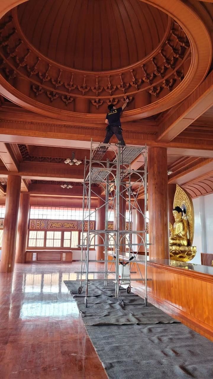 觀音禪寺：大殿圓形藻井下方架設施工架