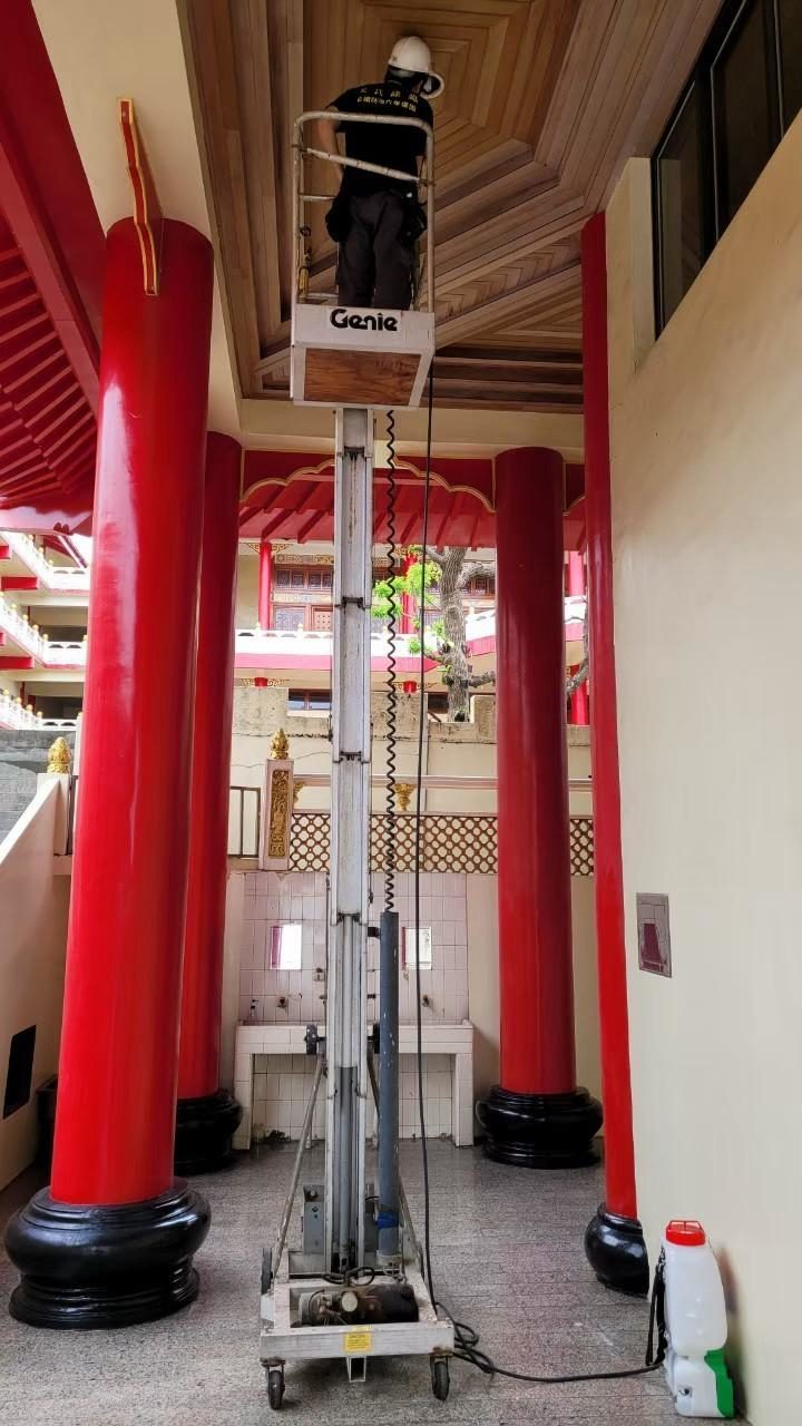 觀音禪寺：以高空作業車處理紅色大柱上方樑架