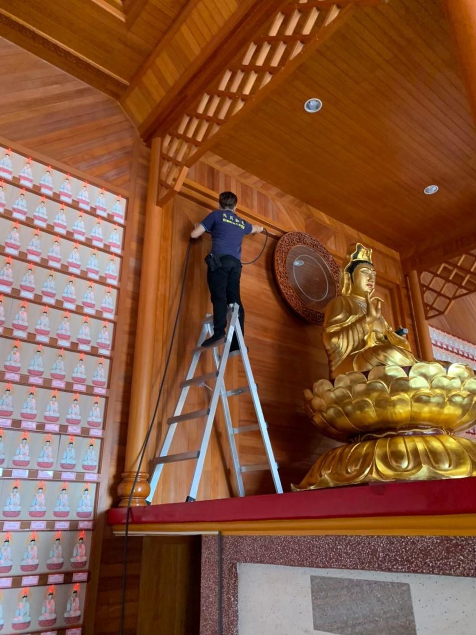 觀音禪寺：站上鋁梯處理神龕上方木作