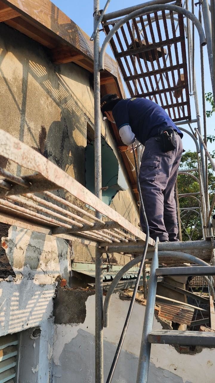 黃埔新村眷舍：在施工架上處理屋簷木構