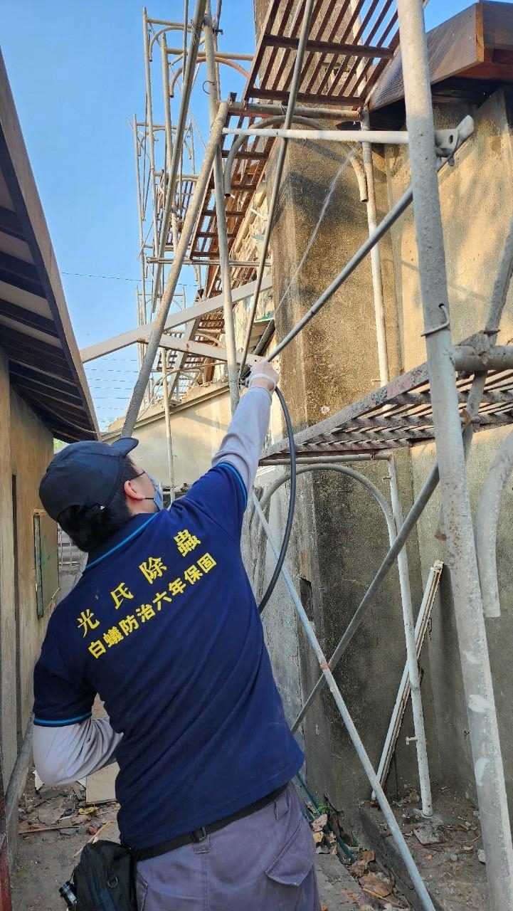 黃埔新村:處理屋簷下方木料與外牆