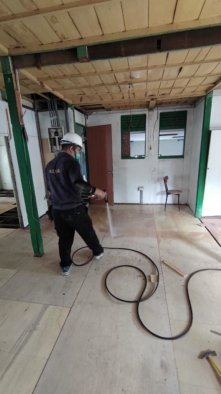 黃埔新村眷舍內:對木作天花板骨架噴灑