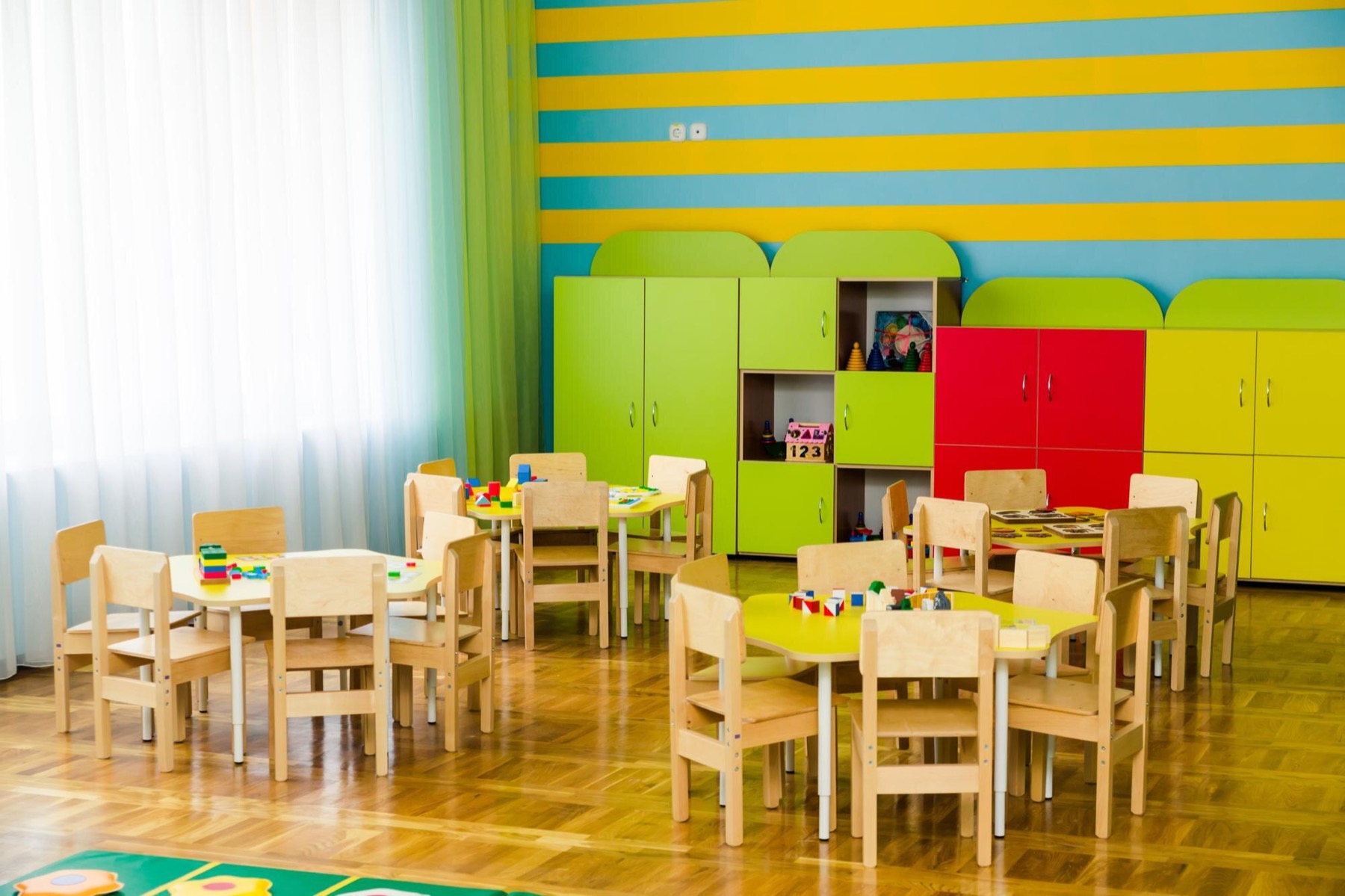 幼兒園教室裡的小桌椅與收納櫃