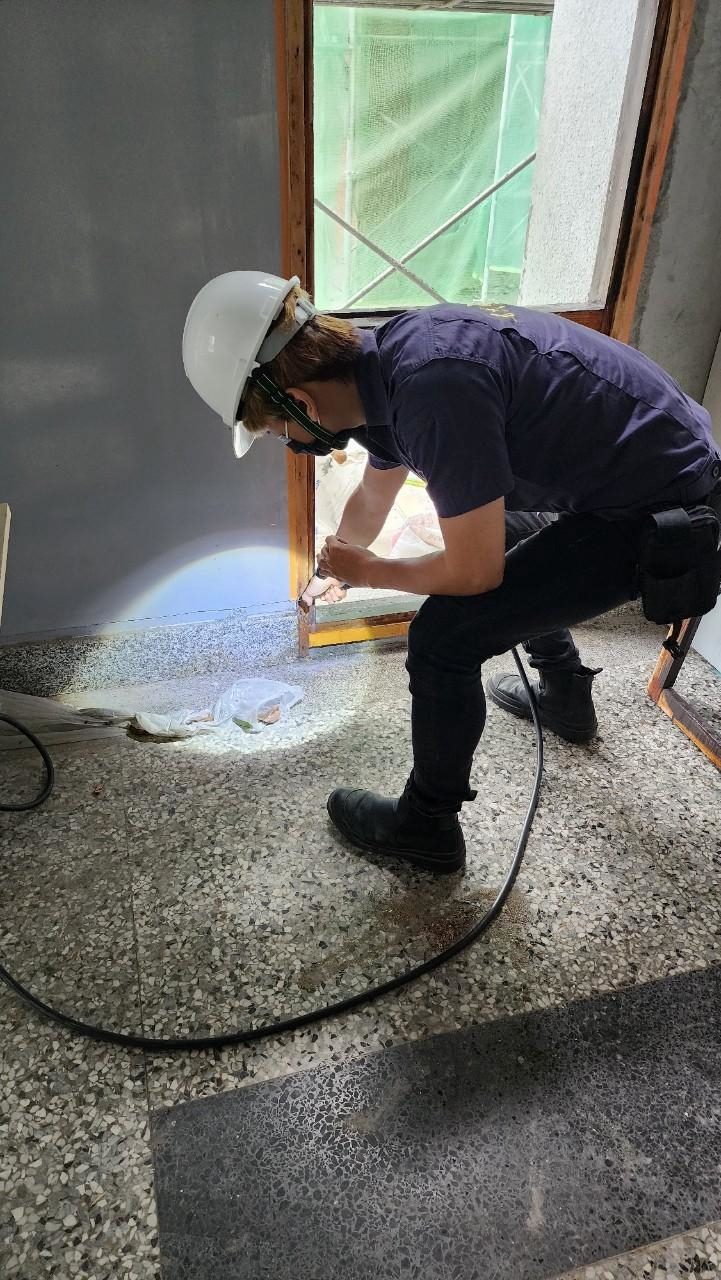 鄭成功文物館：以手電筒檢查地面與牆角