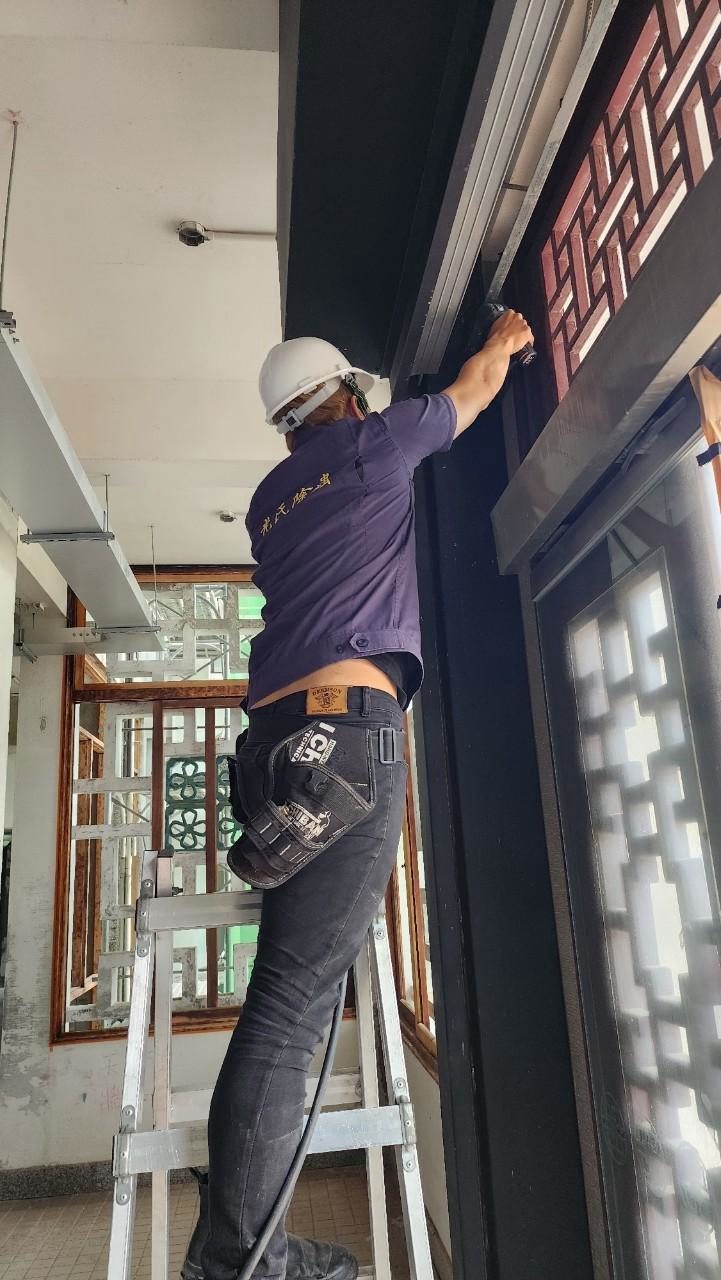 鄭成功文物館：處理木門框上緣