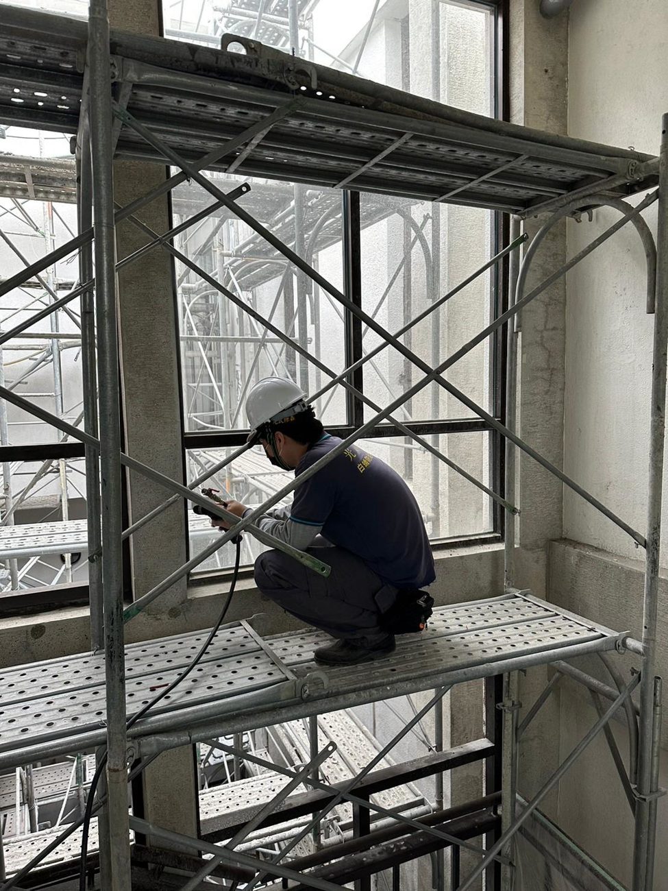 鄭成功文物館：在施工架上處理高處窗框