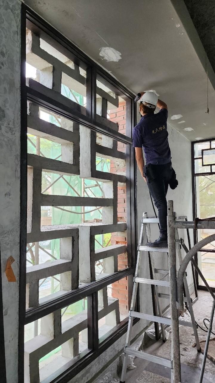 鄭成功文物館：處理鐵窗花與木窗框