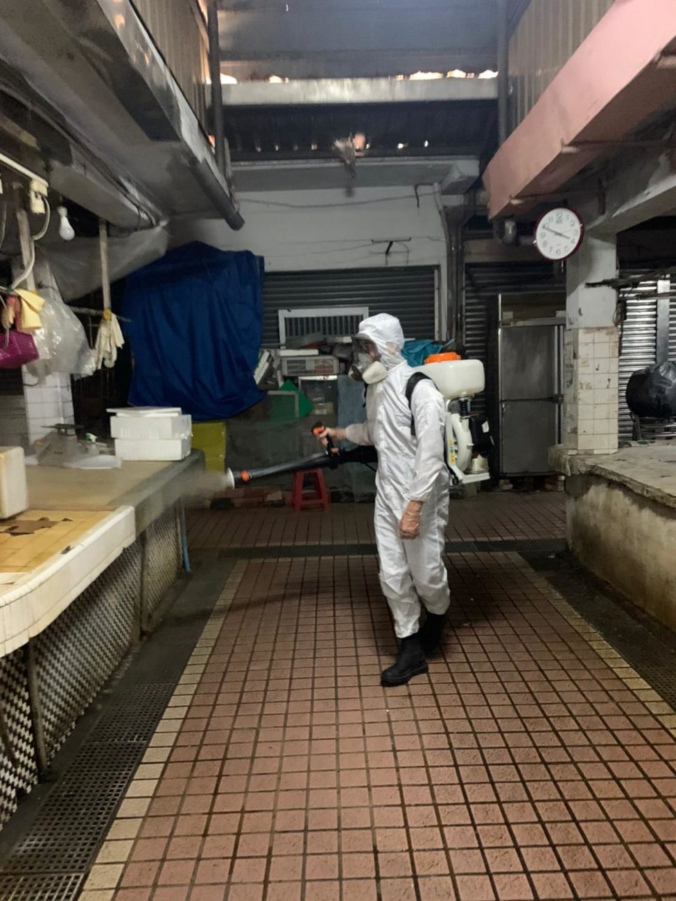傳統市場消毒:穿防護衣處理攤位走道