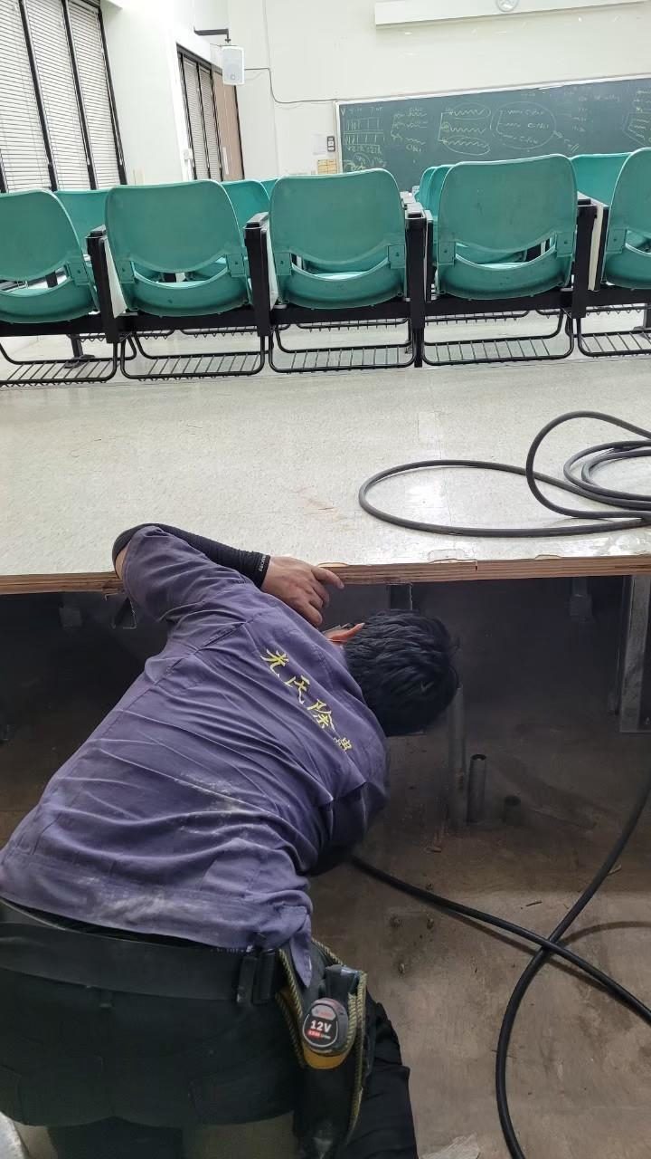 屏科大：處理教室座椅下方地面