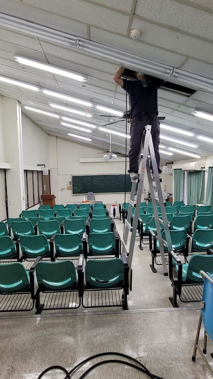 屏科大：站上鋁梯處理階梯教室天花板