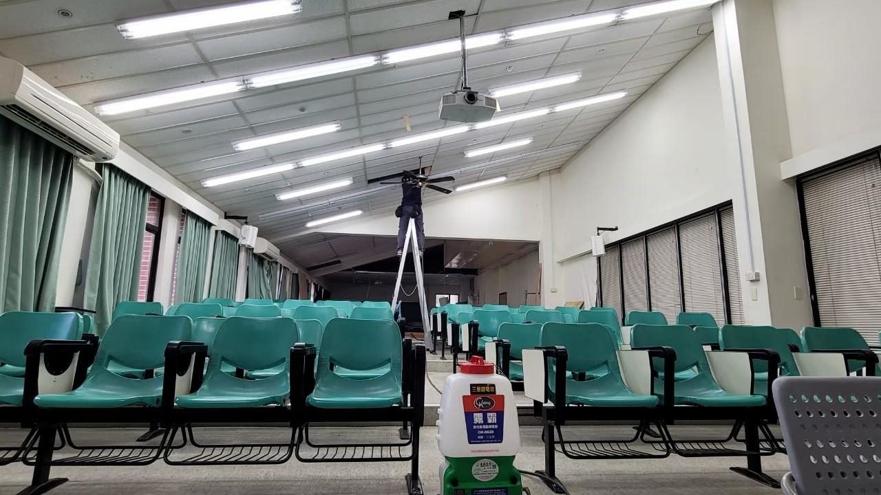 屏科大階梯教室：師傅站上鋁梯處理天花板