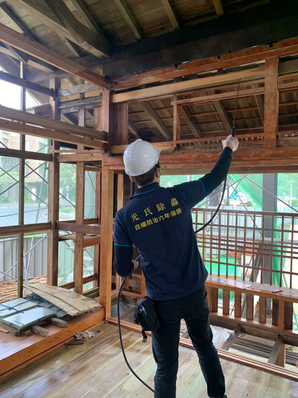 屏東老校長宿舍:處理屋架上方木料