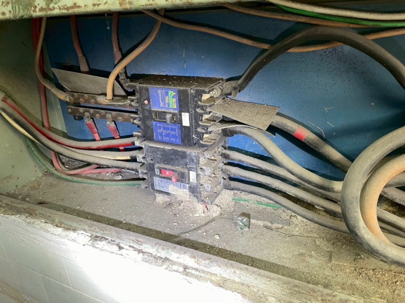 電箱內部噴藥處理