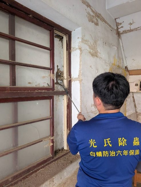 師傅處理老透天的木窗框
