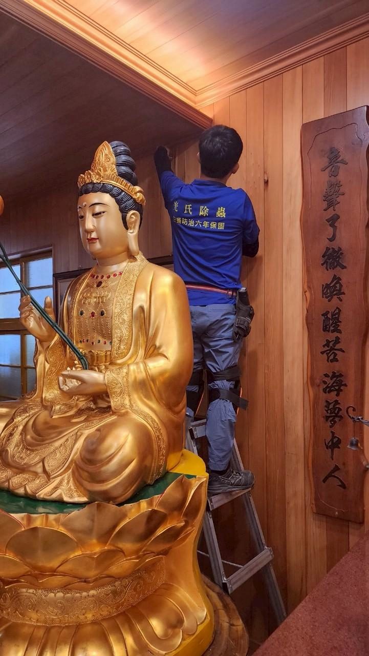 日月禪寺:處理佛像旁的木作牆面