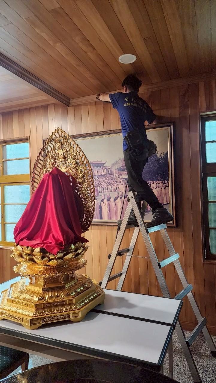 日月禪寺:佛像覆蓋保護後,處理上方木作天花板