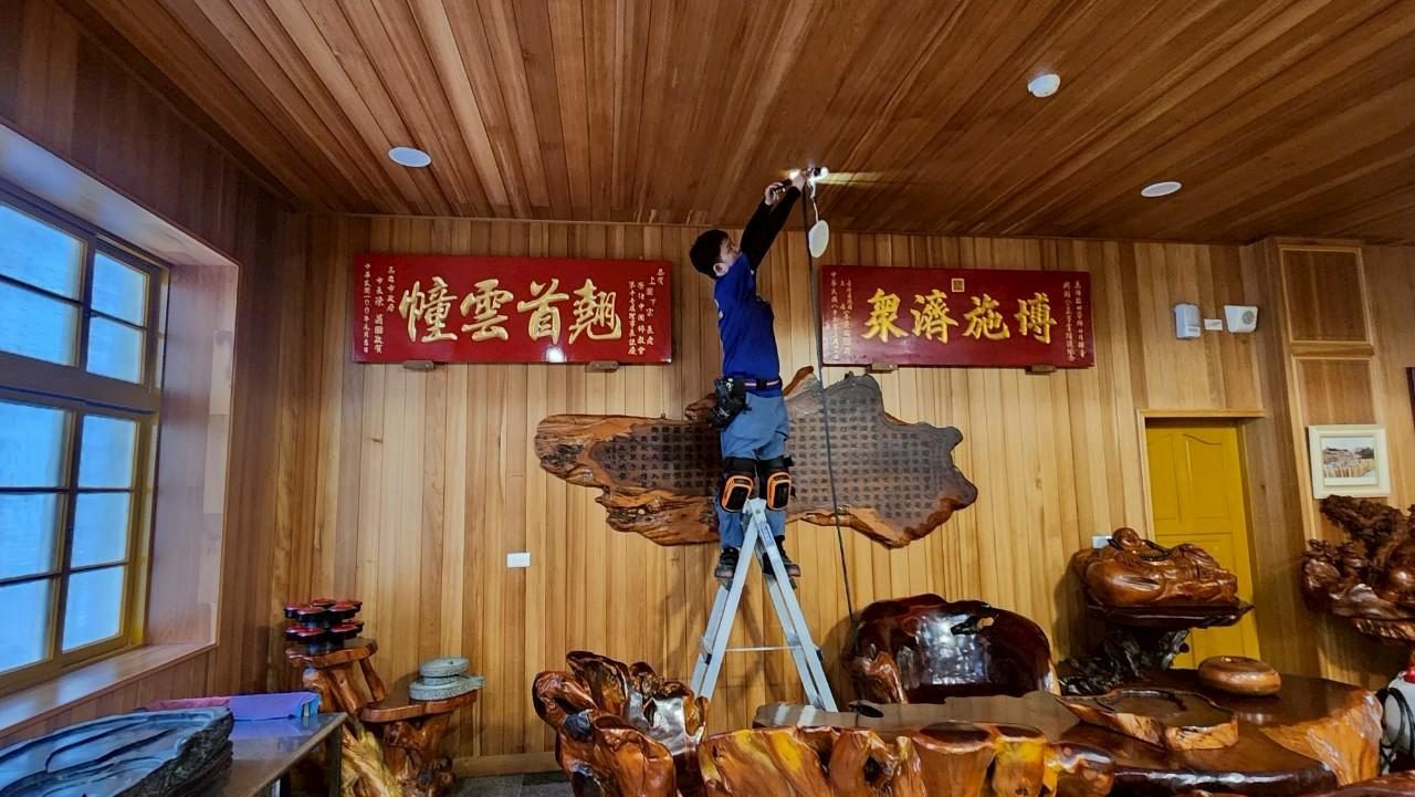 日月禪寺:處理大殿木作天花板與匾額周邊