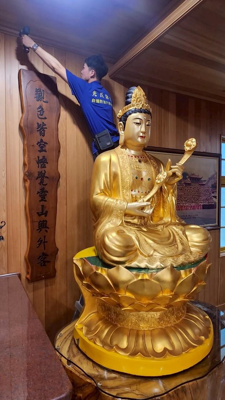 日月禪寺:沿木作牆面與天花板交界施作