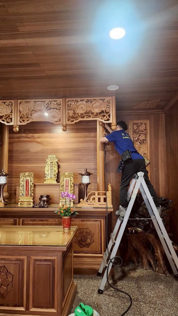 日月禪寺:處理供桌後方木作牆面與天花板