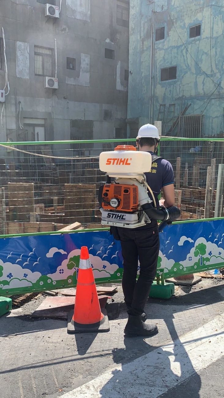 建築工地消毒:師傅背負式噴霧機作業