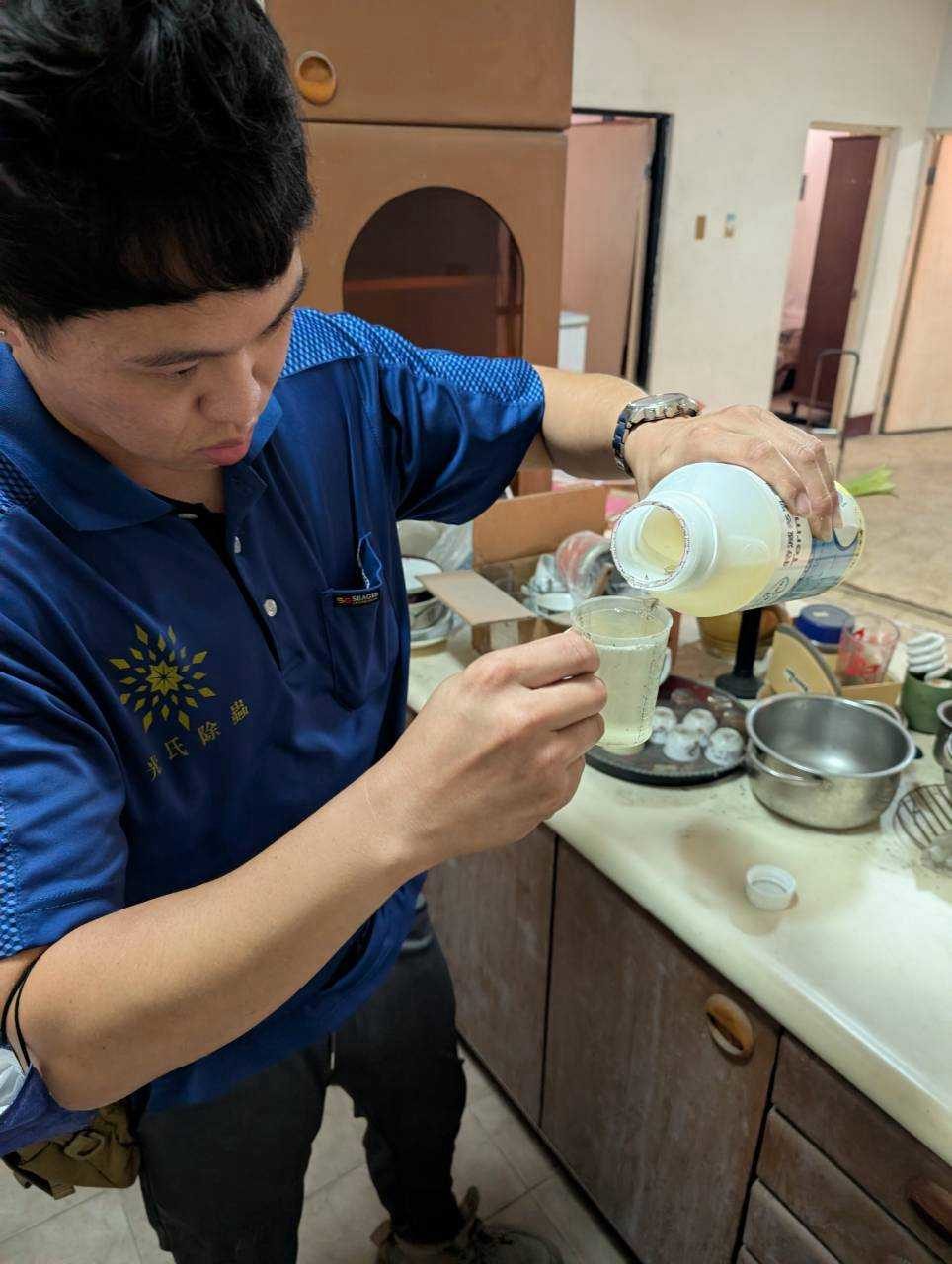 光氏師傅調配藥劑