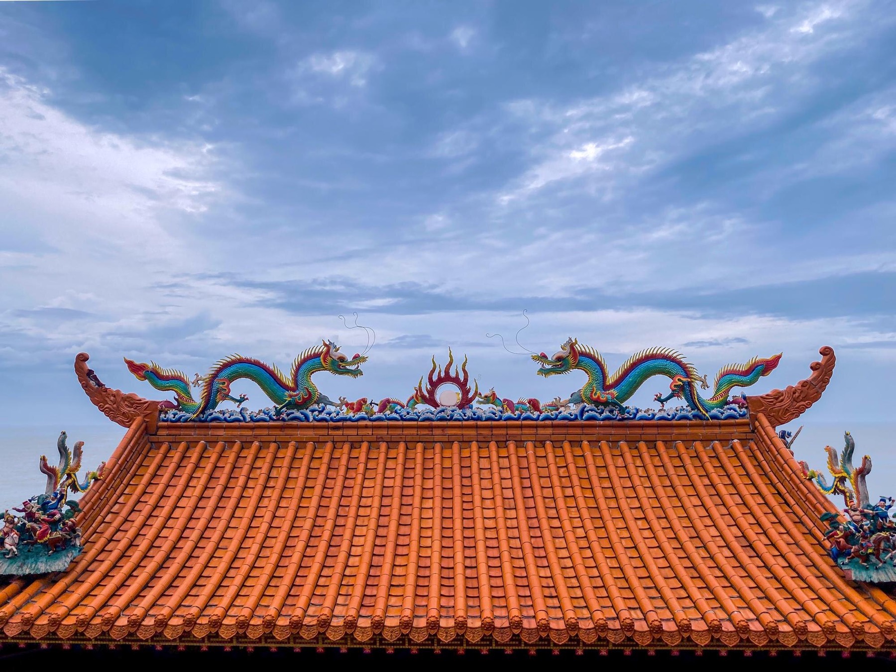 台灣廟宇屋頂的剪黏雙龍與紅瓦