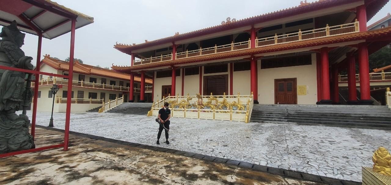 寺廟環境消毒：處理大殿前廣場