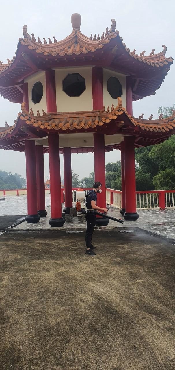寺廟環境消毒：處理涼亭周邊