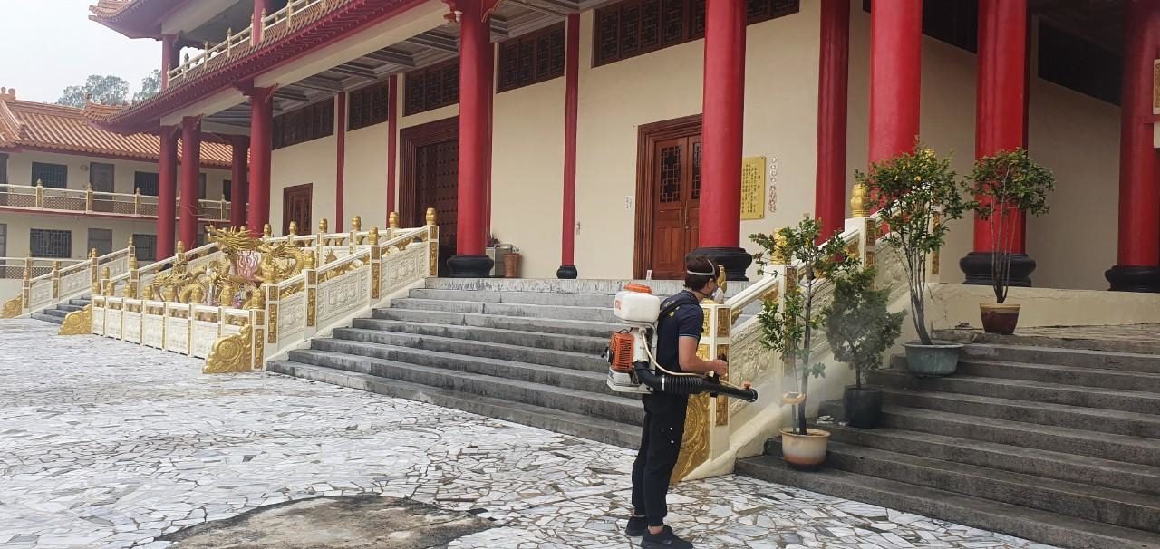 寺廟環境消毒：處理大殿前階梯與廣場