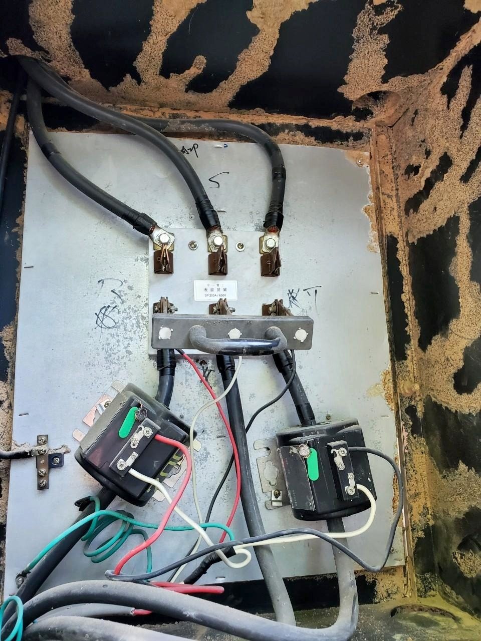 電箱斷路器四周的白蟻泥土蟻道特寫